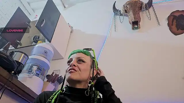 Snapshot of freyaa_sorcerees chatting on 10.21.25 freyaa sorcerees online show from 10.21.25