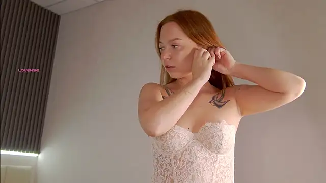 Snapshot of NikaDines chatting on 09.22.25 NikaDines online show from 09.22.25