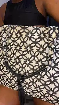 Snapshot of kythando chatting on 10.11.25 kythando online show from 10.11.25