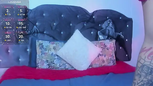 Snapshot of Lia_Valmont chatting on 10.24.25 Lia Valmont online show from 10.24.25