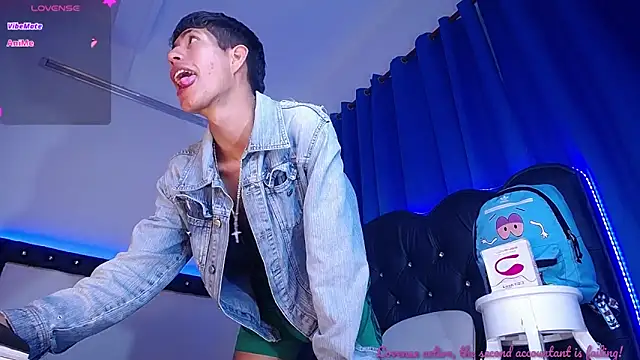 Snapshot of dareck_18 chatting on 09.30.25 dareck 18 online show from 09.30.25