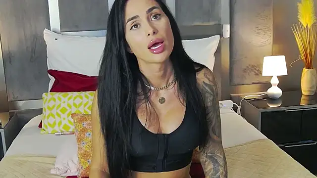 Snapshot of LaraVos chatting on 10.22.25 LaraVos online show from 10.22.25