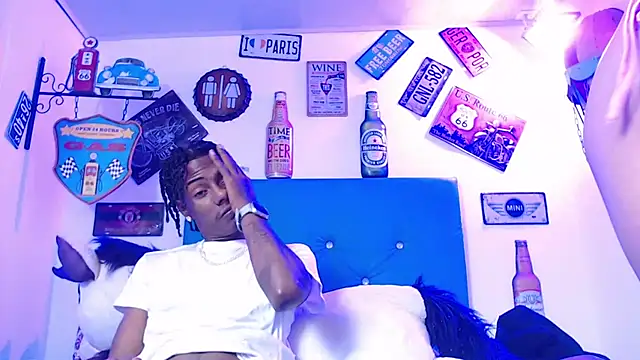 Snapshot of lili_roussi chatting on 10.25.25 lili roussi online show from 10.25.25