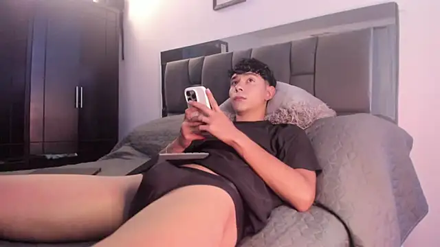 Snapshot of AndresM001 chatting on 04.09.26 AndresM001 online show from 04.09.26