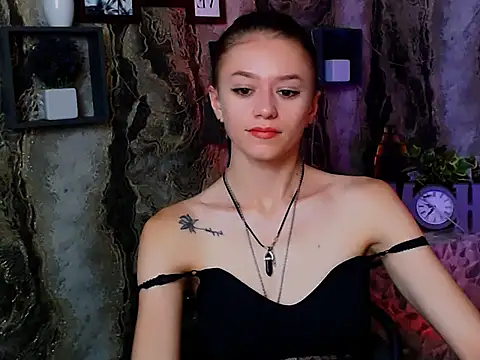 Snapshot of LanaTey chatting on 09.10.25 LanaTey online show from 09.10.25