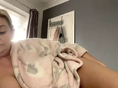 Snapshot of GoldenSquirter chatting on 03.21.25 GoldenSquirter online show from 03.21.25