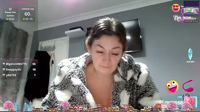 Snapshot of GoldenSquirter chatting on 11.28.25 GoldenSquirter online show from 11.28.25