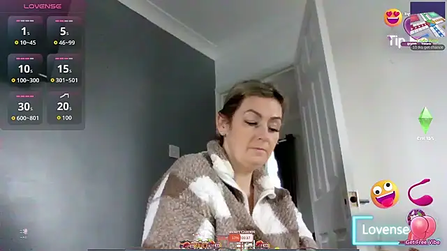 Snapshot of GoldenSquirter chatting on 12.05.25 GoldenSquirter online show from 12.05.25