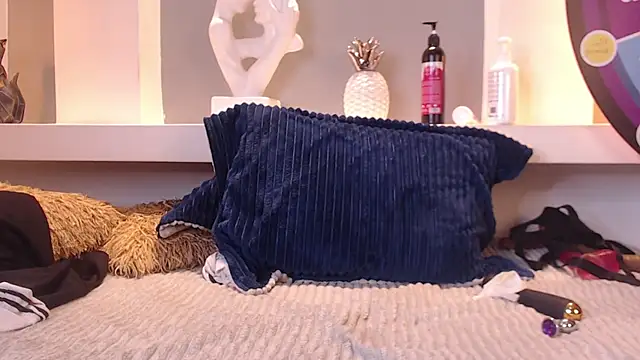 Snapshot of milu_w4llace chatting on 03.17.25 milu w4llace online show from 03.17.25