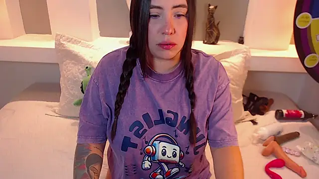 Snapshot of milu_w4llace chatting on 09.26.25 milu w4llace online show from 09.26.25