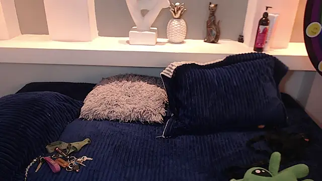 Snapshot of milu_w4llace chatting on 10.21.25 milu w4llace online show from 10.21.25