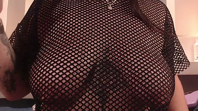 Snapshot of milu_w4llace chatting on 10.28.25 milu w4llace online show from 10.28.25