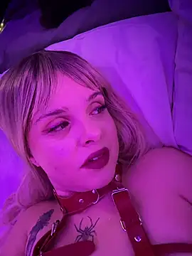 Snapshot of LoganPeny chatting on 11.07.25 LoganPeny online show from 11.07.25