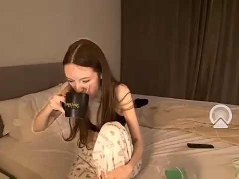 Snapshot of Aliniasky chatting on 09.29.25 Aliniasky online show from 09.29.25