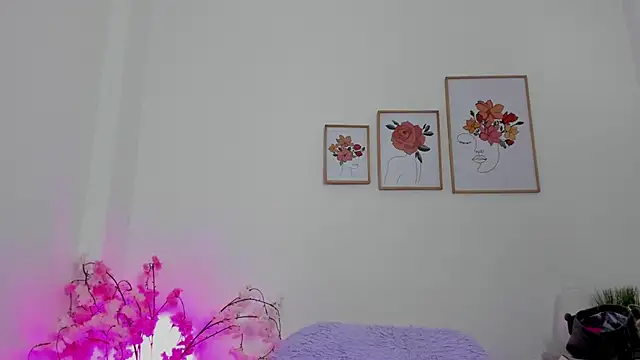 Snapshot of alana_111 chatting on 10.10.25 alana 111 online show from 10.10.25