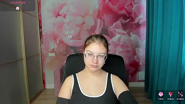 AngelinaLow online show from 10.13.25