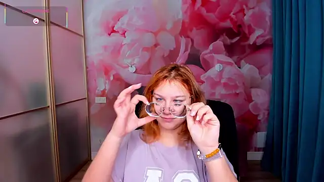 AngelinaLow online show from 12.20.25