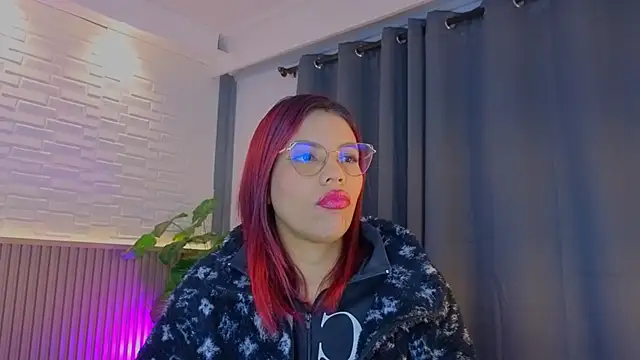 Snapshot of TiffanyWalk chatting on 10.09.25 TiffanyWalk online show from 10.09.25