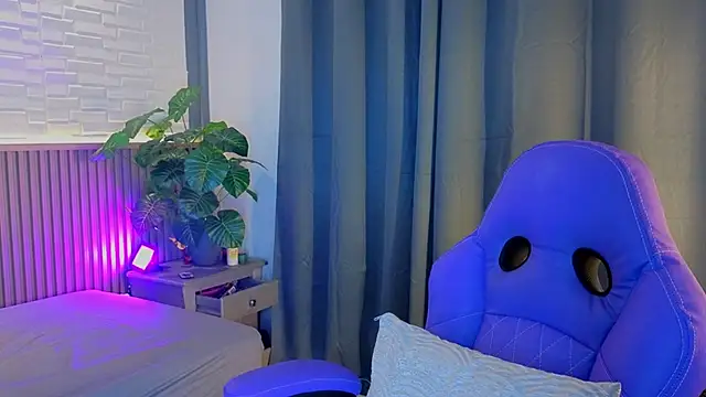 Snapshot of TiffanyWalk chatting on 10.10.25 TiffanyWalk online show from 10.10.25