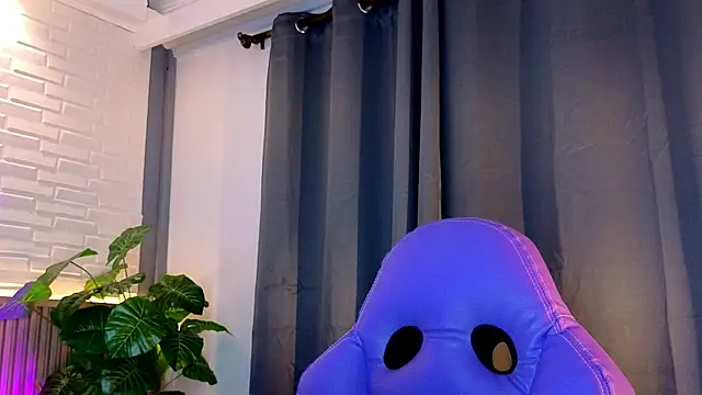 Snapshot of TiffanyWalk chatting on 10.25.25 TiffanyWalk online show from 10.25.25