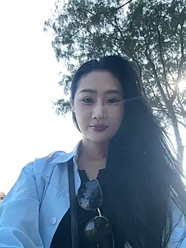 Snapshot of linger-23 chatting on 10.26.25 linger-23 online show from 10.26.25