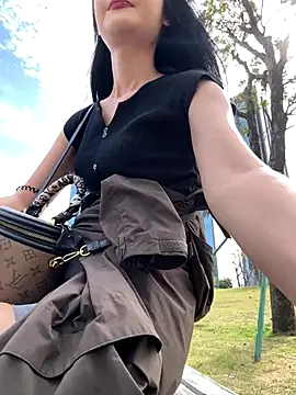 Snapshot of linger-23 chatting on 10.29.25 linger-23 online show from 10.29.25