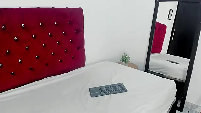 Mia Collivens online show from 10.10.25