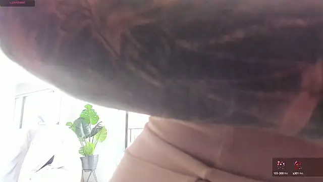 Snapshot of rouse__hallberg chatting on 09.22.25 rouse hallberg online show from 09.22.25