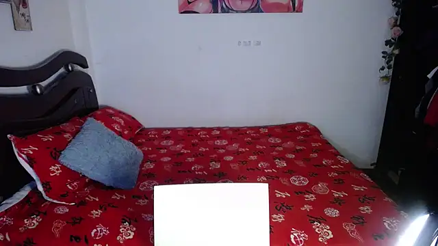 Snapshot of Tu-Reina chatting on 10.16.25 Tu-Reina online show from 10.16.25