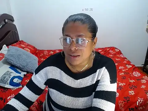 Snapshot of Tu-Reina chatting on 10.21.25 Tu-Reina online show from 10.21.25