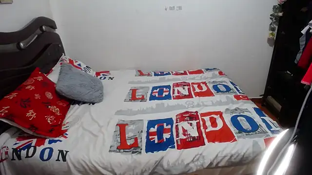 Snapshot of Tu-Reina chatting on 10.24.25 Tu-Reina online show from 10.24.25