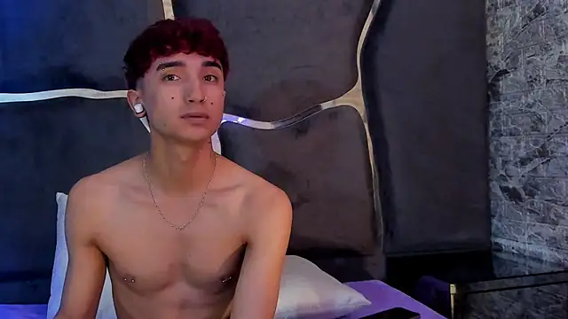 Snapshot of LauryAndNarem69 chatting on 03.22.25 LauryAndNarem69 online show from 03.22.25