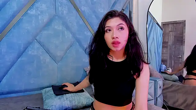 Snapshot of LauryAndNarem69 chatting on 10.12.25 LauryAndNarem69 online show from 10.12.25