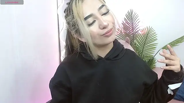 Snapshot of Malory_tay1 chatting on 09.23.25 Malory tay1 online show from 09.23.25