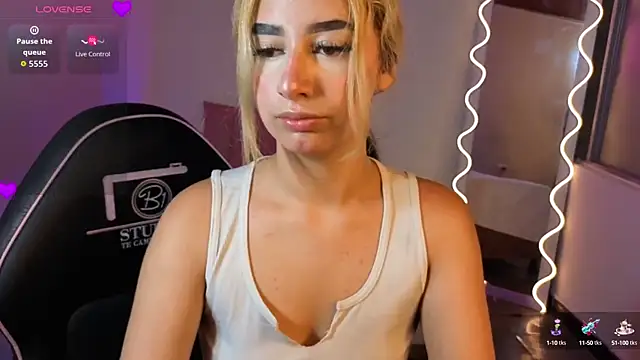 Snapshot of Malory_tay1 chatting on 10.08.25 Malory tay1 online show from 10.08.25