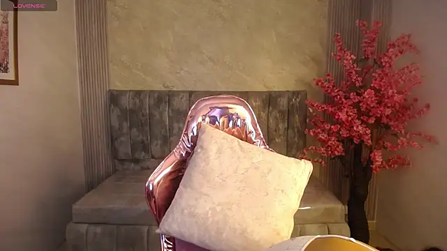 zhara rose s online show from 09.10.25
