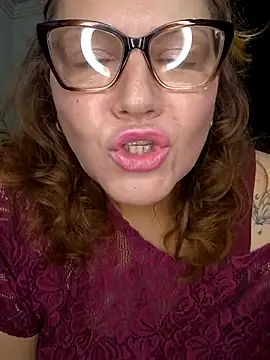 Snapshot of veludolunar chatting on 10.28.25 veludolunar online show from 10.28.25