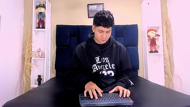 Snapshot of Jhojan_twink chatting on 10.10.25 Jhojan twink online show from 10.10.25