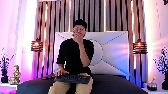 Snapshot of Jhojan_twink chatting on 10.20.25 Jhojan twink online show from 10.20.25