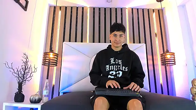 Snapshot of Jhojan_twink chatting on 10.23.25 Jhojan twink online show from 10.23.25