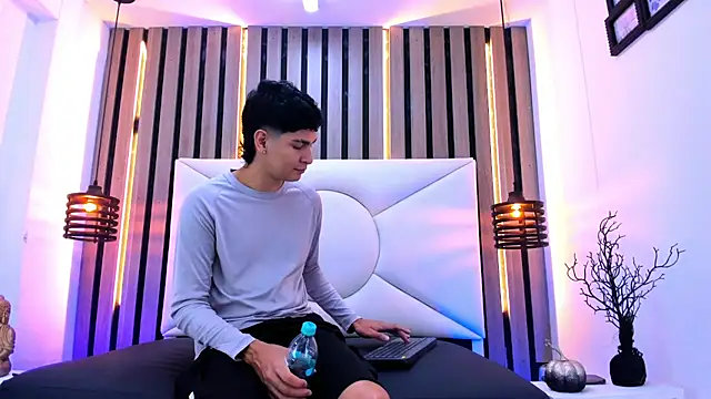 Snapshot of Jhojan_twink chatting on 10.24.25 Jhojan twink online show from 10.24.25