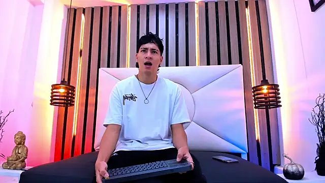 Snapshot of Jhojan_twink chatting on 10.25.25 Jhojan twink online show from 10.25.25