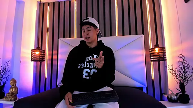 Snapshot of Jhojan_twink chatting on 10.29.25 Jhojan twink online show from 10.29.25