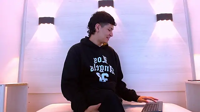 Jhojan twink online show from 12.17.25