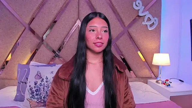 Snapshot of Emilybutterfly1 chatting on 03.19.25 Emilybutterfly1 online show from 03.19.25