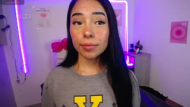 Snapshot of Emilybutterfly1 chatting on 09.09.25 Emilybutterfly1 online show from 09.09.25