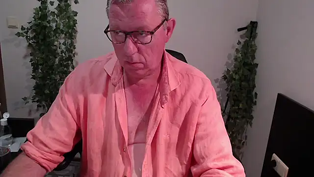 Snapshot of JamesBauer chatting on 09.24.25 JamesBauer online show from 09.24.25