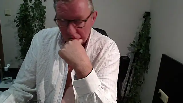 Snapshot of JamesBauer chatting on 09.27.25 JamesBauer online show from 09.27.25