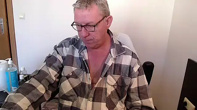 Snapshot of JamesBauer chatting on 10.19.25 JamesBauer online show from 10.19.25