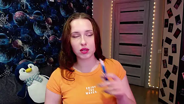 Snapshot of BarbiePieer chatting on 10.17.25 BarbiePieer online show from 10.17.25